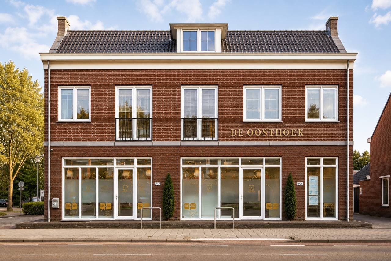 Het DE OOSTHOEK-gebouw aan de Langeweg 252, waar Mondzorg Zwijndrecht gevestigd is